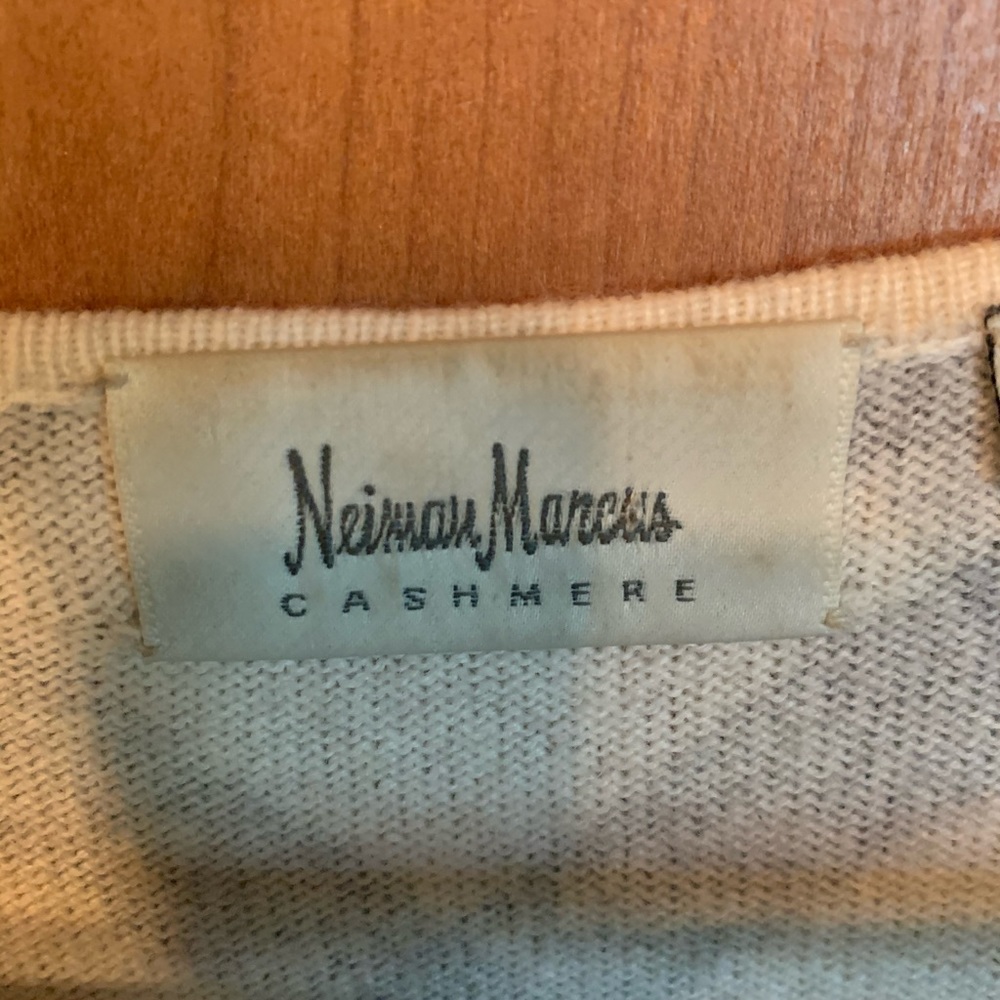 Neiman Marcus Cashmere top. - Picture 6 of 7